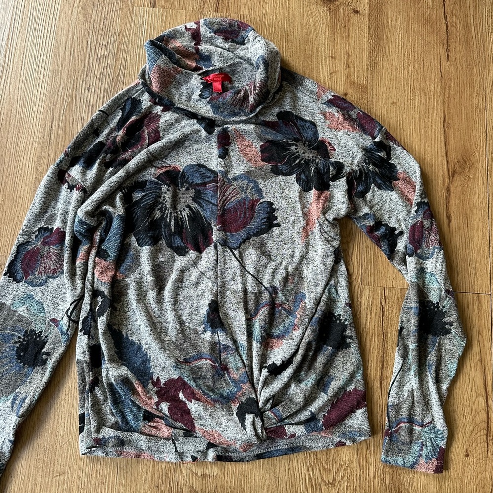 Jennifer Lopez twist front hem turtleneck floral top